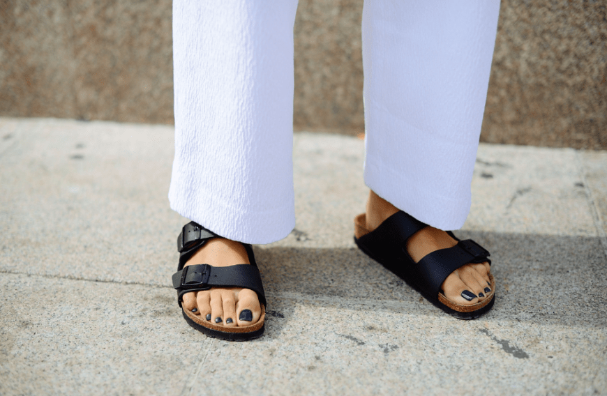 Birkenstock-Sandalen sind DIE Trenschuhe 2020 – und das aus gutem Grund. Sie sind bequem und sehen zu jedem Look super-stylisch aus.