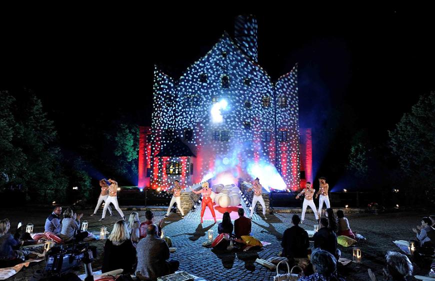 ... bei der das Wasserschloss in stimmungsvollen Farben erscheint, wie hier beim Auftritt von Beatrice Egli.