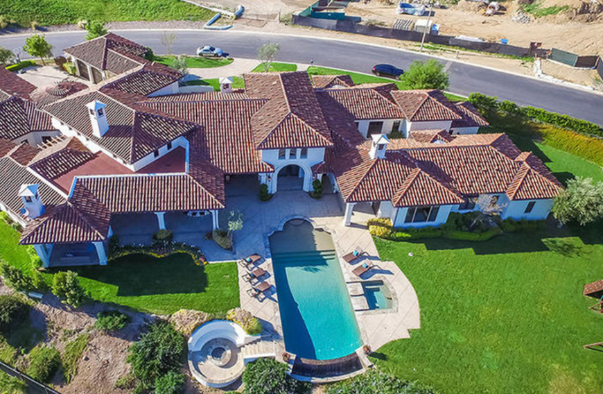 Dabei ist die Villa super luxuriös und dazu hätte man als Käufer auch noch seine Privatsphäre.