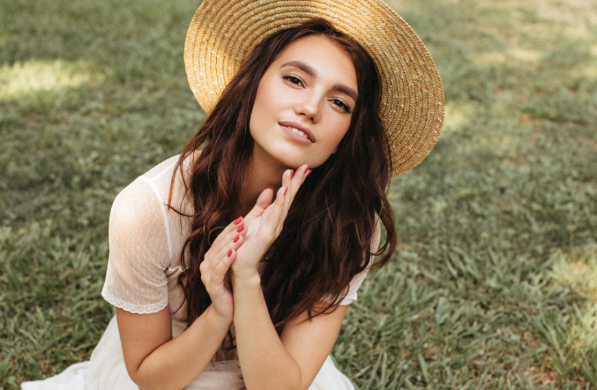 Damit unser Teint mit der Sonne um die Wette strahlen kann, ist ein Vitamin-C-Serum eine geniale Lösung. Denn das verhindert Pickel und Sonnenschäden.