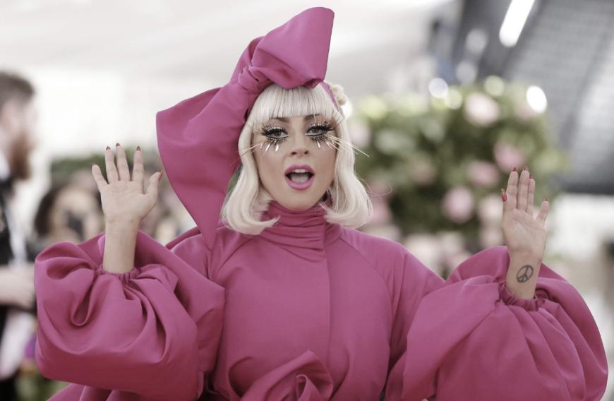 Im Interview zu ihren neuen Songs ging die Sängerin erneut auf ihre psychischen Probleme ein, die sich hinter der schrillen Fassade verstecken.
