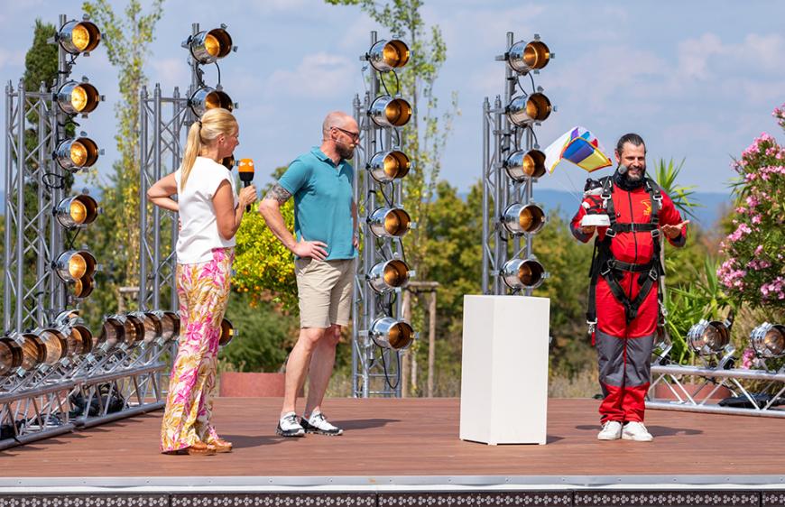 .... dabei sollte der vor allem Schauspieler Manuel Cortez bei seinem Fallschirmsprung unterstützen.
