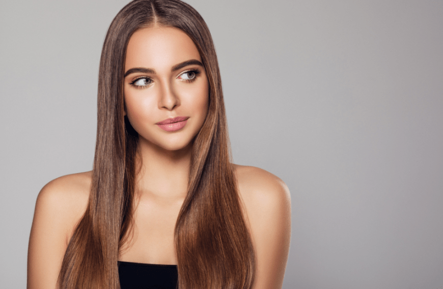 Mit der richtigen Haarpflege bringen wir unsere Mähne auch im Sommer zum Glänzen. Wir haben ein Shampoo entdeckt, das ein echter Glanz-Booster ist ...