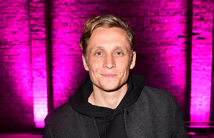 Matthias Schweighöfer ist erfolgreicher Schauspieler, Regisseur, hat seine eigene Weinmarke und ...