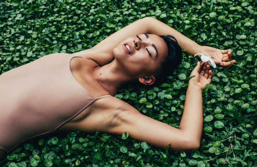 Pflegst du deine Haut auch am liebsten mit Naturkosmetik? Dann haben wir eine tolle Drogerie-Creme für dich, die die Hautalterung ganz natürlich bekämpft ...