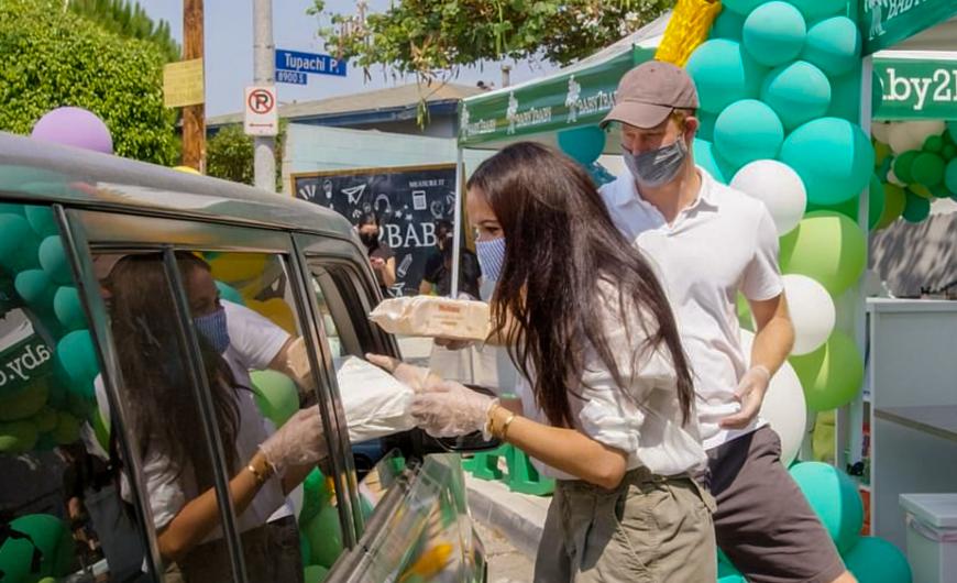Am Drive-In-Schalter verteilten Prinz Harry und Herzogin Meghan Materialien an hilfsbedürftige Familien.