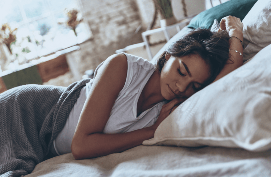 Und da wir unseren Schönheitsschlaf lieben, wollen wir auch nie wieder ohne Gesichtsöl ins Bett. Denn so können wir mit einem strahlenden Teint erwachen ...