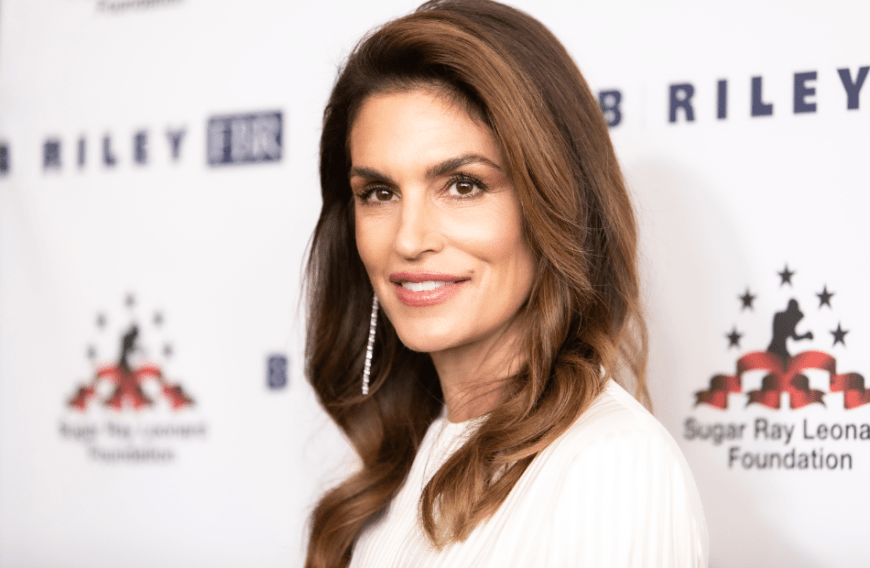 Dass Cindy Crawford schon 54 Jahre alt ist, sieht man ihr wirklich nicht an! Ob sie auch die Anti-Aging-Mascara für sich entdeckt hat und ihre Augenpartie damit zum Strahlen bringt?
