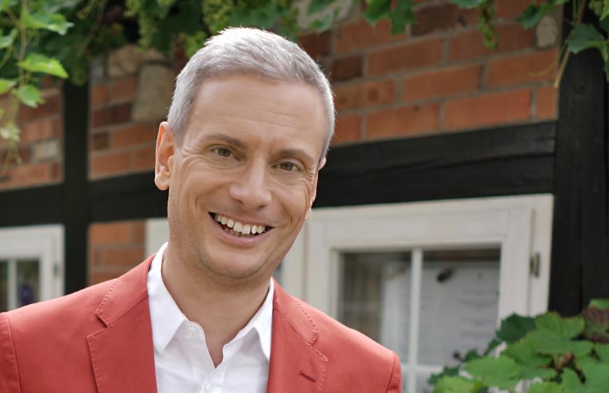 ... klingelt der Schlagersänger und Moderator persönlich durch.