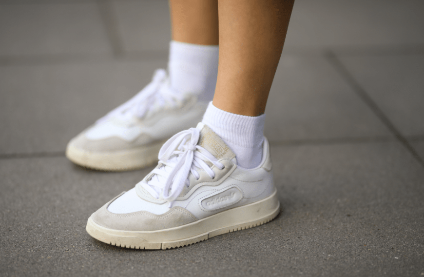 Bye, bye weiße Sneaker! Diesen Herbst tragen wir die sportlichen Schuhe in einem eleganten Beige!