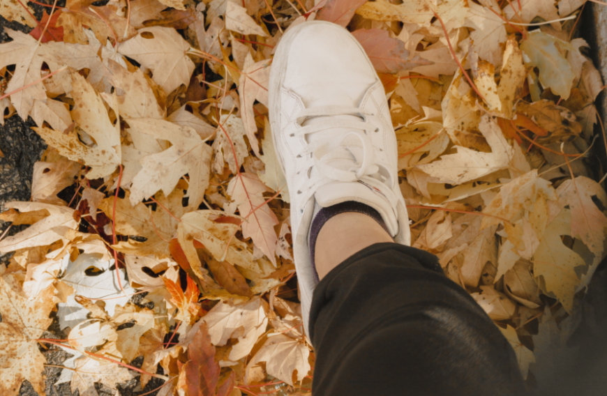 Weiße Sneaker gehen zwar immer, doch diesen Herbst schlüpfen wir einfach mal in die beigefarbene Variante.