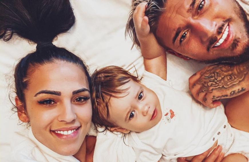 Auf Instagram verfolgen über eine halbe Million Follower das Leben der Eltern – hier zeigen sich Elena und Mike stets liebevoll miteinander.