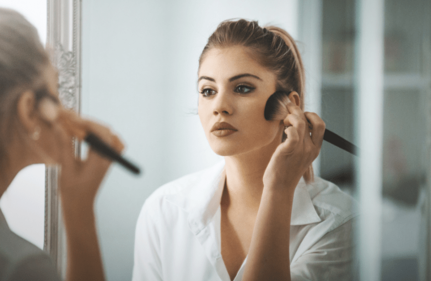 Vergiss Pinsel und Beauty-Blender – wir tragen unsere Foundation jetzt mit einer gehypten Pinsel-Variante auf!