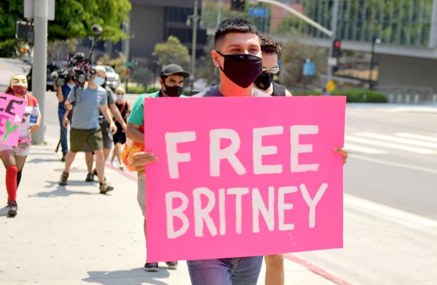 In Amerika gehen Britneys Fans auf die Straße und kämpfen für ihre Eigenständigkeit.