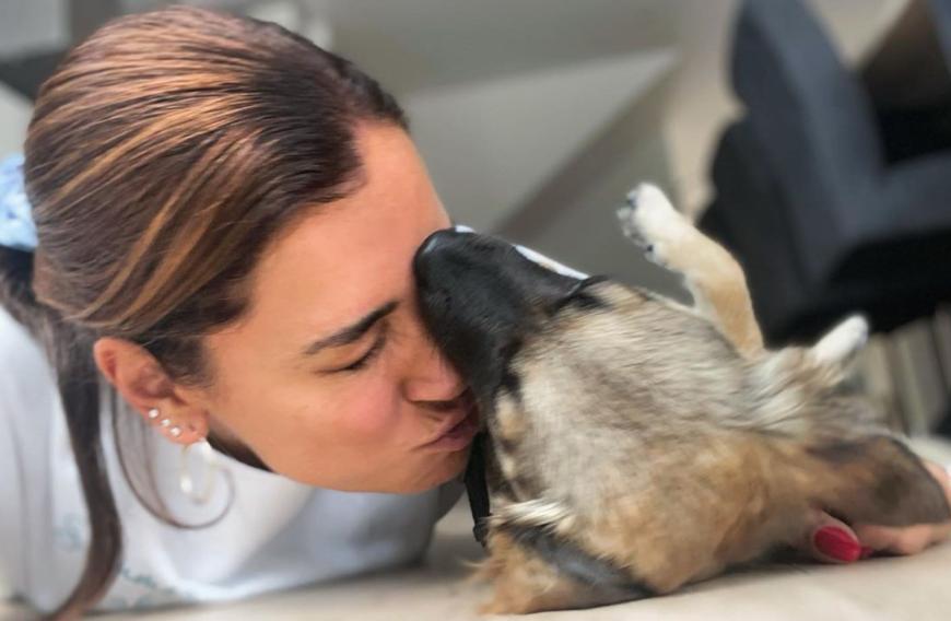 Guten Freunden gibt man ein Küsschen - auch den vierbeinigen! Jana Ina Zarrella ist offensichtlich bis über beide Ohren in ihren Hund Cici, beziehungsweise Cipoletta, verliebt.