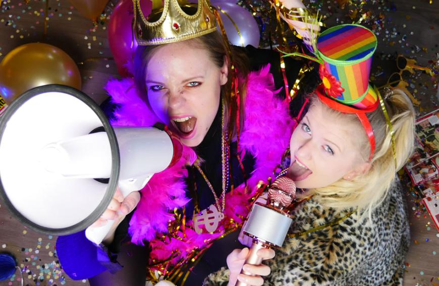 Die Stimmen von "Fresh oder Trash": Ulrike Grensemann (l.) und Leonie Brüning.