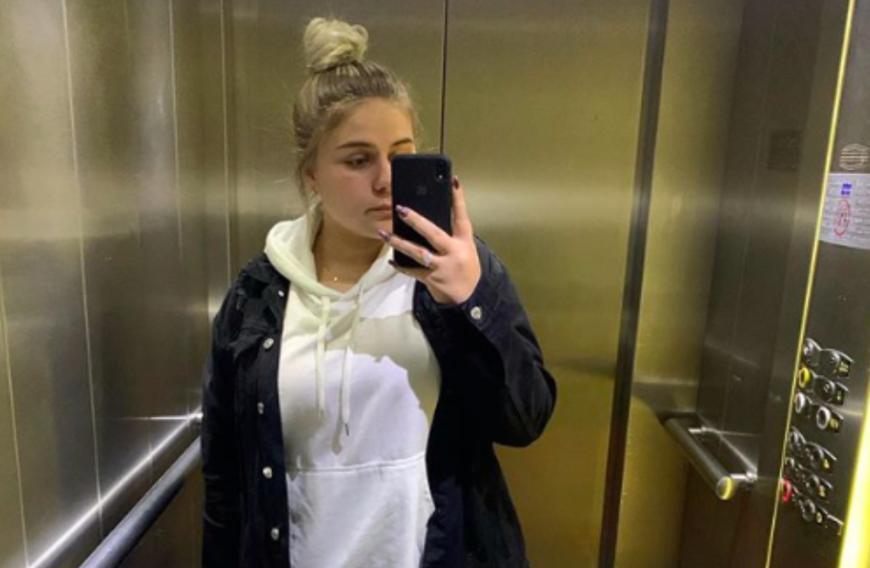So müssen die Schüler während des Unterrichts in der Schule einen Mund-Nasen-Schutz tragen, worüber sich Estefania jetzt in ihrer Instagram-Story ordentlich aufregt.