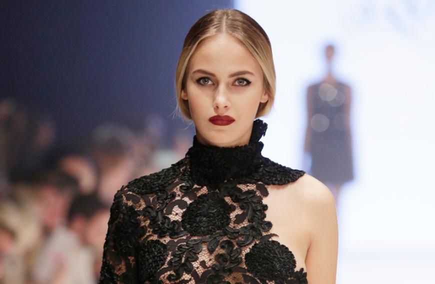 Elena Carrière kündigt ihr Model-Aus an.