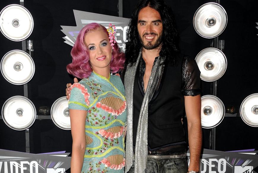 2010 bis 2012 war sie mit Russell Brand verheiratet. Doch das Eheglück hielt nicht lange an und die Sängerin musste eine harte Abfuhr verkraften.