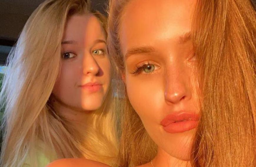 Die Instagram-Posen von Adeline Norberg sind denen ihrer Stiefmutter Laura Müller sehr ähnlich.