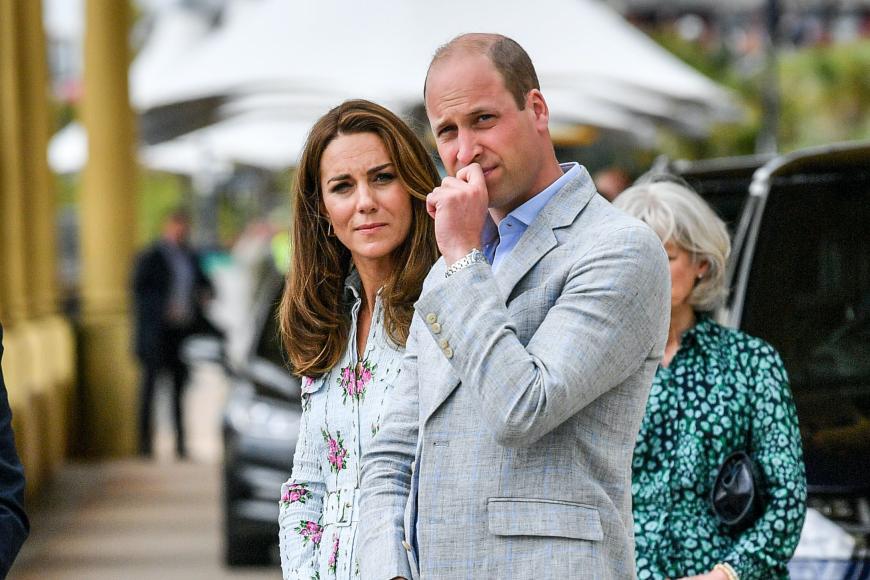 Vor dem Kensington Palast, dem Anwesen von Herzogin Kate und Prinz William, ist offenbar eine Leiche entdeckt worden. Die Identität der Toten ist noch nicht klar.