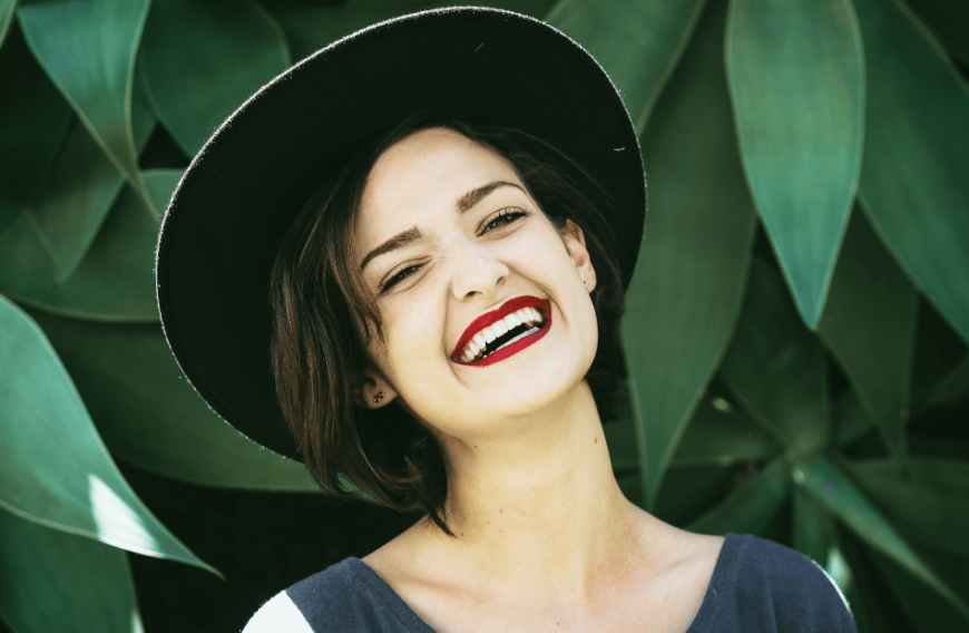 Strahlend-weiße Zähne zählen zu den Beauty-Goals vieler Frauen – und wir können sie uns mit einer Zahnpasta zaubern!