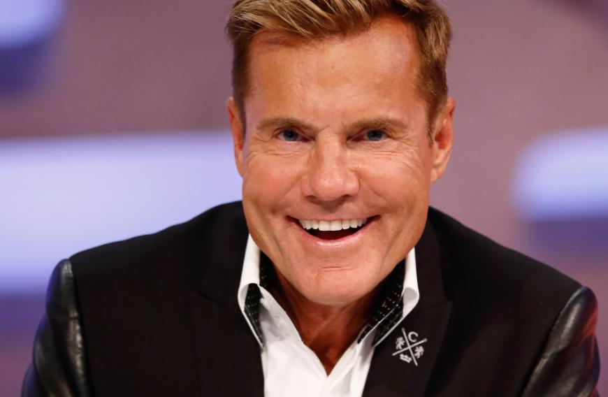 Dieter nimmts mit Humor und lässt sich breit grinsend von seiner Freundin