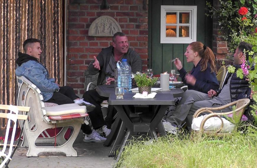 Und auch mit Kubilay Özdemir und Georgina Fleur gerät der