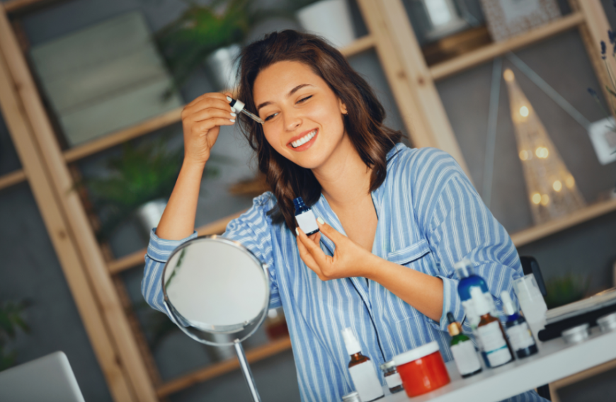 Anti-Aging-Seren versprechen eine besonders intensive Hautpflege. Ein Beauty-Booster geht aktuell im Netz durch die Decke, da es die Haut direkt bei der ersten Anwendung um 61 Prozent strafft!