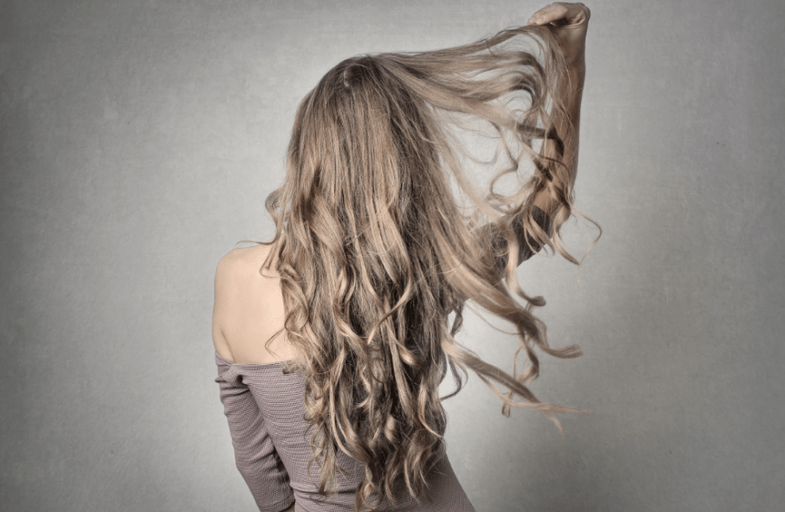 Schluss mit Haarausfall! Wir haben ein Drogerie-Shampoo entdeckt, das deine Mähne kräftigt ...