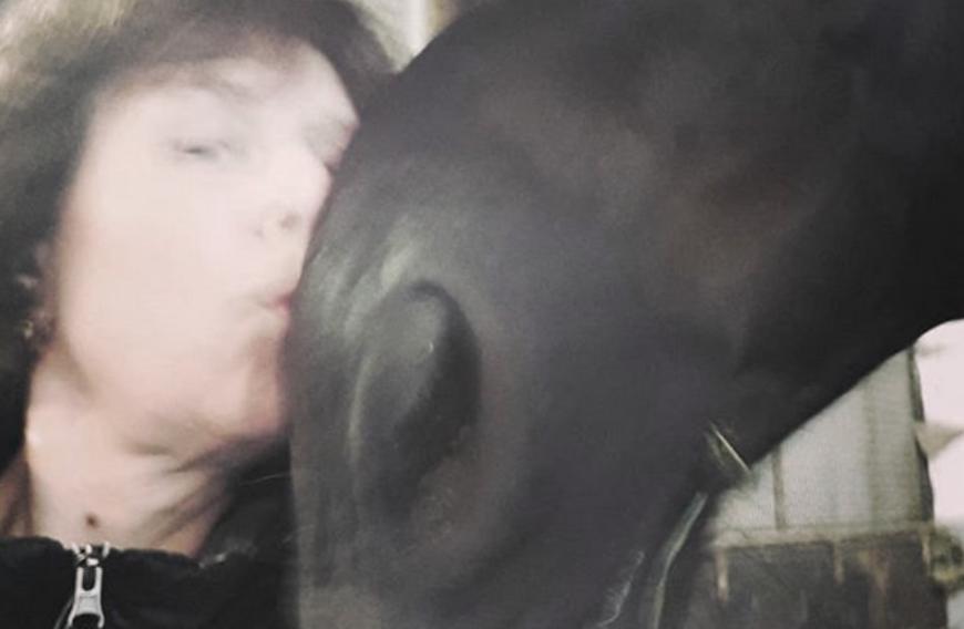 Doch aufgeben kam für die sympathische 52-Jährige absolut nicht infrage: Bei Instagram teilte sie ein süßes Selfie mit ihrem Pferd und offenbarte die traurige Wahrheit über den Reitunfall.