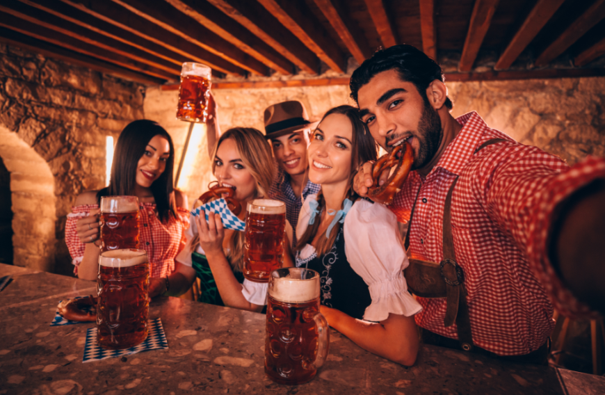 O'zapft is! Dieses Jahr fällt das größte Volksfest zwar aufgrund von Corona ins Wasser – das bedeutet aber noch lange nicht, dass wir nicht zu Hause das Oktoberfest nachfeiern können.