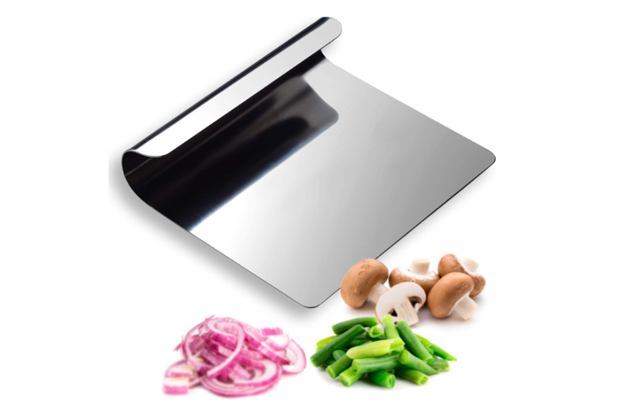 Ob beim Kochen zum Umgang mit geschnittenem Gemüse, beim Backen zum Glätten von Torten oder dem Bearbeiten von Teig – der kleine Helfer ist wirklich ein Küchen-Allrounder. Von Hausfelder gibt es den Spatel für ca. 13 Euro.