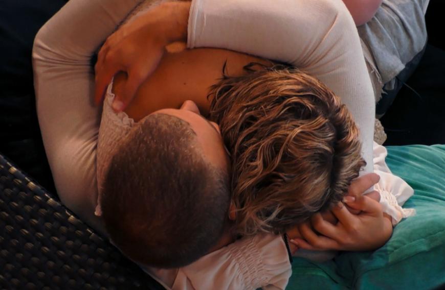 Dijana kuschelte sich zu Filip ins Bett, der es genoss, das Model in den Armen zu halten.