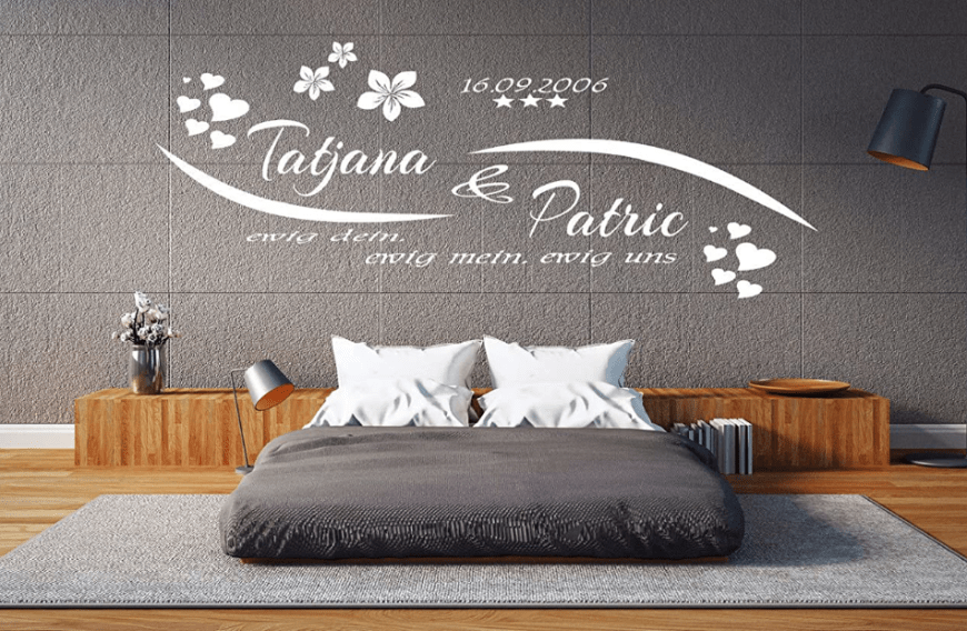 Wer seinen Schatz im Schlafzimmer mit einem persönlichen Wand-Tattoo überraschen möchte, der kann sich hier ein personalisiertes Motiv in der geeigneten Wunschgröße für ca. 33 Euro bestellen.