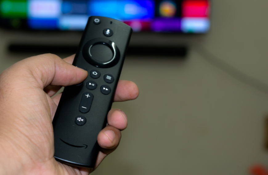 Der Fire TV Stick von Amazon geht im Netz durch die Decke – und das völlig zurecht Das Technik-Gadget ist ein Must-have für alle Serien- und Film-Junkies.