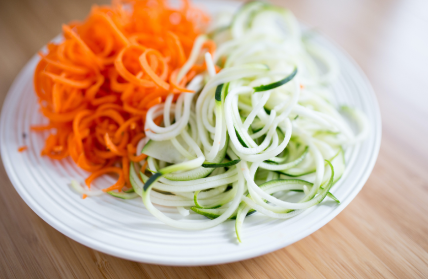 Und schon kannst du deine Möhren- oder Zucchini-Nudeln genießen!