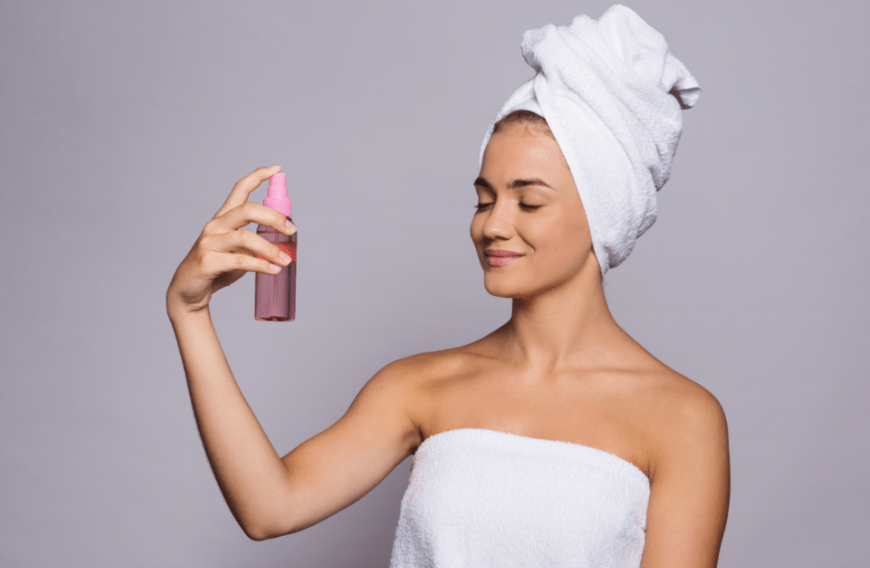 Mit einem Setting Spray können wir unserem Make-up eine längere Haltbarkeit verleihen – und ein Produkt geht im Netz durch die Decke!
