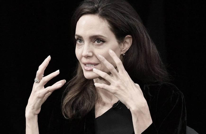 Angelina Jolie soll sich das Sorgerecht für ihre sechs Kinder mit allen Mitteln erkämpfen wollen - und setzt dafür jetzt sogar auf Magie! Jeden Morgen zieht sich die 45-Jährige in ihr Zauberzimmer zurück, um sich für den Kampf gegen Brad Pitt zu rüsten ...