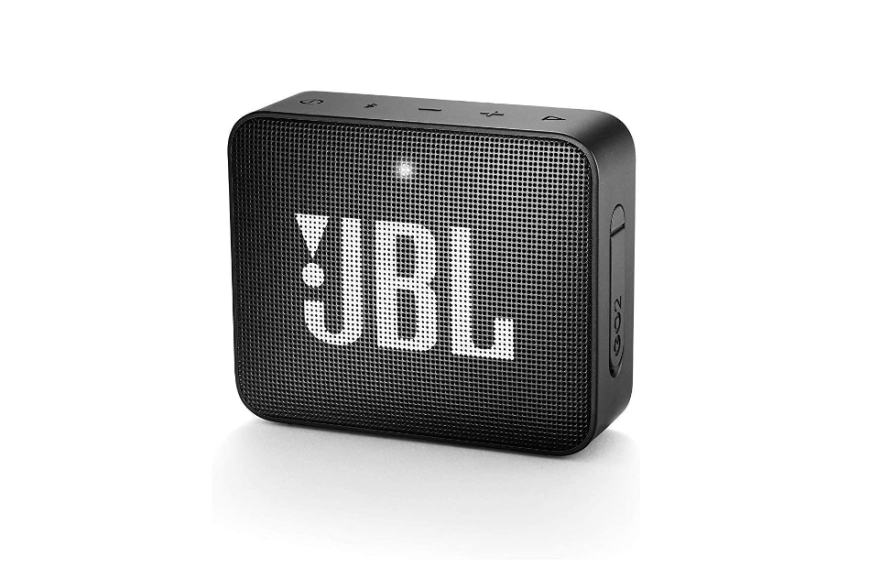 Satten Sound zum Schnäppchenpreis bekommst du mit dem kabellosen Bluetooth-Lautsprecher von JBL. Das Gerät ist wasserdicht, hat eine Akkulaufzeit von bis zu fünf Stunden und eine herausragende Klangqualität. Hier kannst du die Box für ca. 24 Euro shoppen.