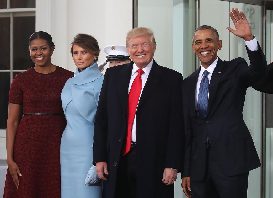 Wegen der ehemaligen First Lady Michelle Obama (l.) weigerte sich Melania zunächst, in das Weiße Haus zu ziehen.