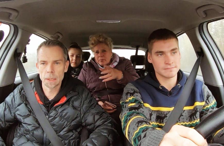 Mama Silvia hat schon angeboten, die ersten beiden Fahrstunden zu bezahlen, wenn Peter endlich die Fahrschule besucht. Peter ließ sich von den Mädels in der Familie letztendlich überzeugen.