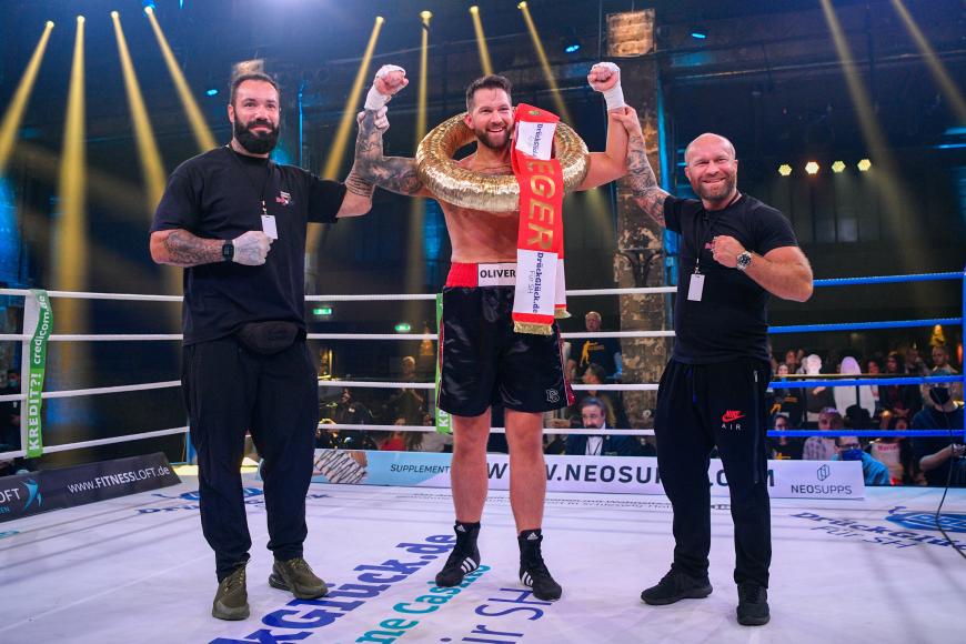 Der Ex-Bachelor konnte nach fünf Runden den Kampf für sich gewinnen. Doch der Fight geriet schnell in den Hintergrund ...