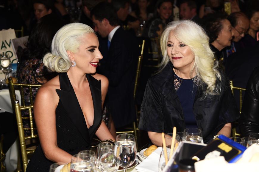 Nun hat sie gemeinsam mit ihrer Mutter Cynthia Germanotta ein Buch über dieses Thema veröffentlicht.