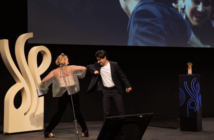 Handshake auf Corona: Anna Mühe gratuliert Rauand Taleb für die Auszeichnung zum