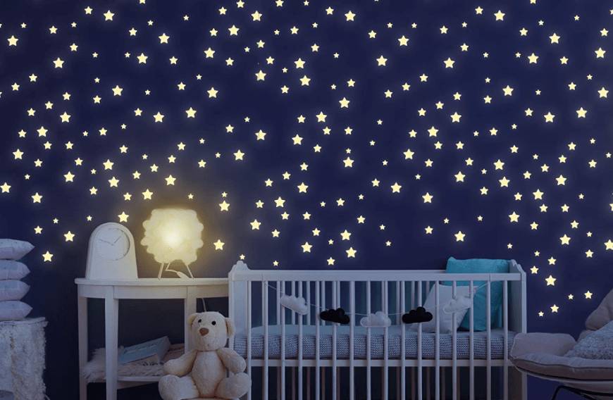 Leuchtsterne verwandeln das Kinderzimmer in Sekunden in ein Planetarium! Die Wandsticker laden sich täglich neu auf und bringen so die Kinderaugen zum Strahlen. Hier kannst du ein Set mit 400 Sternen für ca. 12 Euro shoppen.