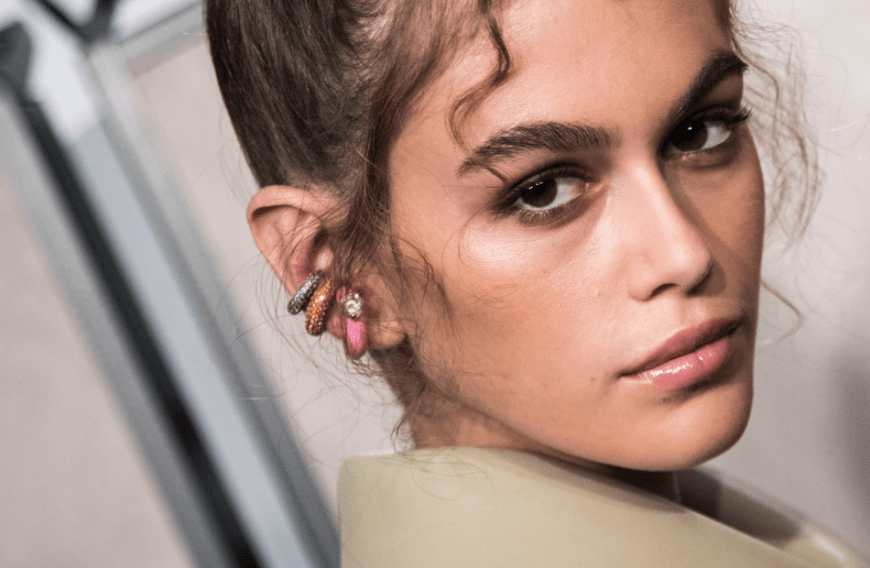 Du wünschst dir buschige Augenbrauen wie Kaia Gerber? Dann kannst du mit ein bisschen Farbe ganz einfach nachhelfen.