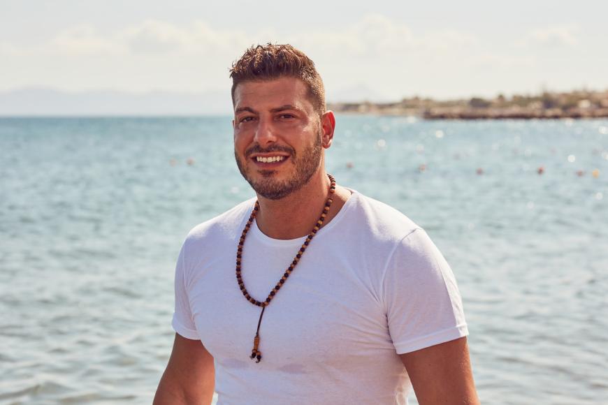 Adriano ist ein echter Vollblut-Italiener und steht gerne im Mittelpunkt. Der gelernte Immobilienkaufmann ist heute Geschäftsführer mehrerer Firmen und hat beruflich seine Ziele längst erreicht. Zum perfekten Glück fehlt ihm allerdings noch die passende Frau an seiner Seite. Doch die muss einiges zu bieten haben, denn Adrianos bisherige Beziehungen scheiterten häufig, weil ihm irgendwann zu langweilig wurde. Mit der Richtigen – da ist sich der 35-Jährige sicher – kann er aber sesshaft werden: