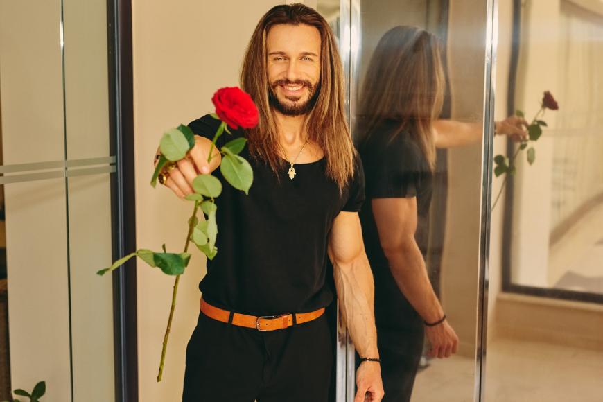 Es gibt keine zweite Chance für den ersten Eindruck. Das weiß der 31-jährige Alex und will deshalb bei der Bachelorette schon ab dem allerersten Moment punkten – und das nicht nur mit seiner langen Mähne und den gestählten Muskeln:
