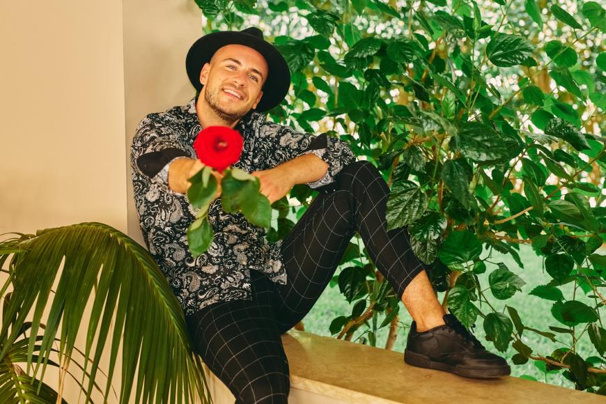 Daniel unterhält mit seinen frechen Sprüchen jede Gruppe – und freut sich auch auf seine Konkurrenten in der Männer-Villa. Noch mehr freut sich der Ostwestfale allerdings auf die Bachelorette, denn nach über drei Jahren Single-Dasein, sehnt sich der 28-Jährige wieder nach einer Beziehung. Dabei hat er genaue Vorstellungen davon, wie die Frau an seiner Seite sein sollte: